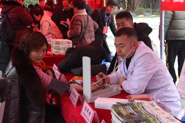 2020年'衛生健康下鄉'為嵐皋群眾送來健康大禮包